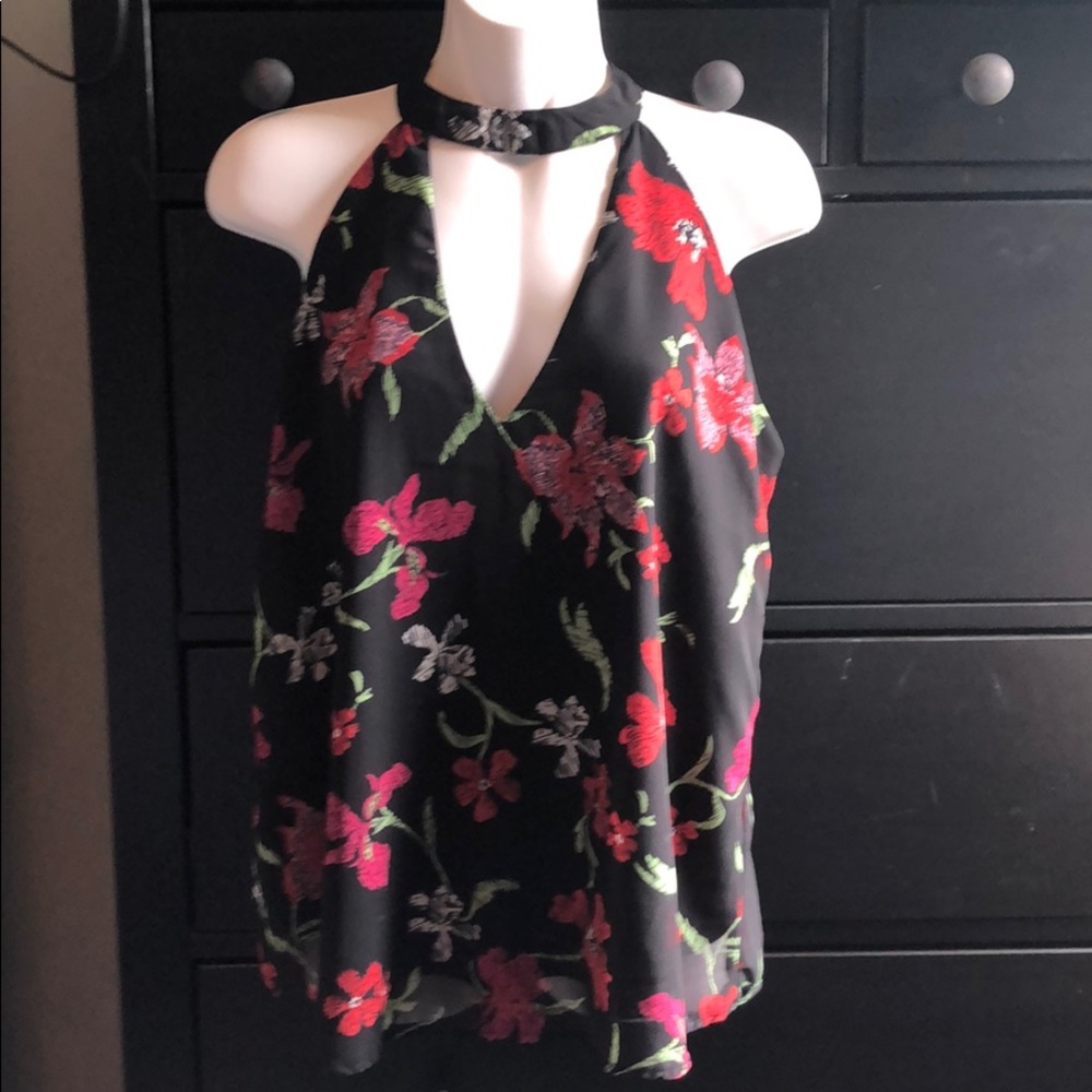 Summer top black/flowers and neck choker closure.